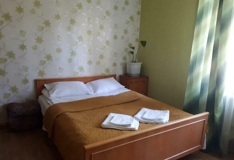 غرفة قياسية, Gostynnyi Dvir