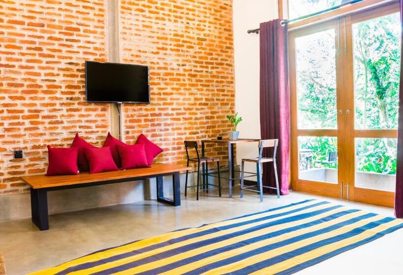 패밀리 룸, Roshara Nalla