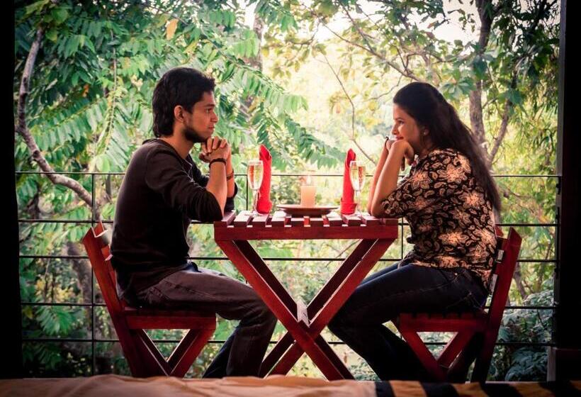 Семейный Номер Вид на Сад, Roshara Nalla