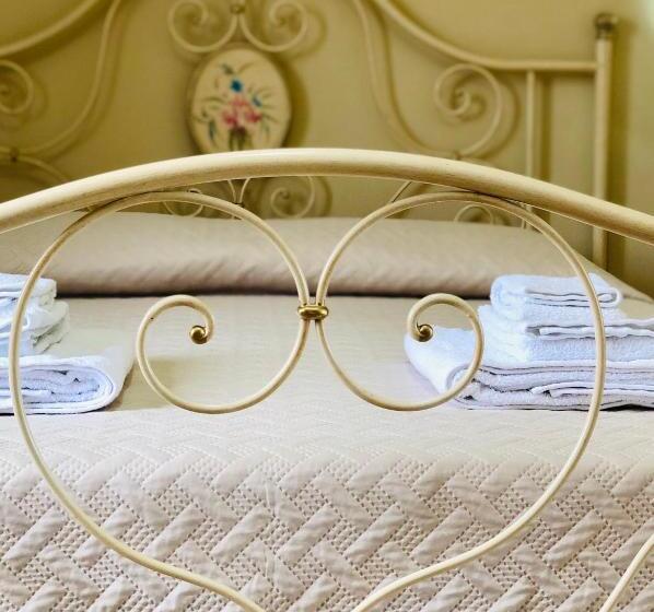 חדר סטנדרט לשלושה עם נוף לגינה, Villa Aurora