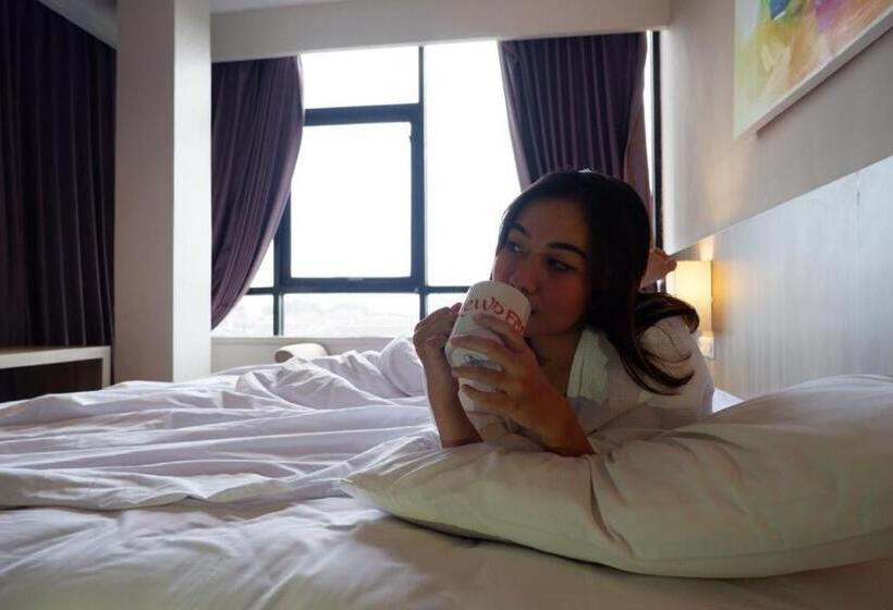 Номер Superior, News Hotel Waru Sidoarjo