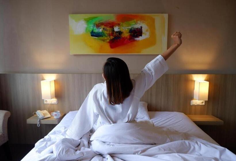 חדר סופריור, News Hotel Waru Sidoarjo