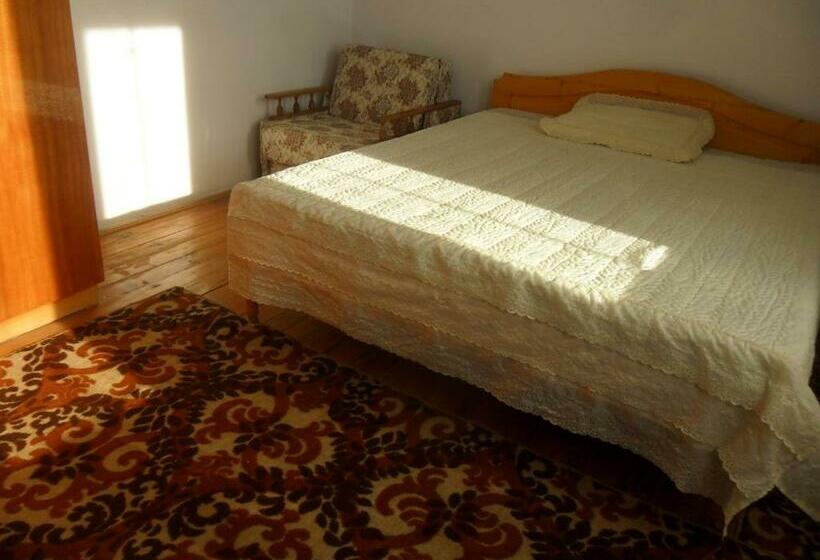 חדר משפחתי, Hostynna Sadyba