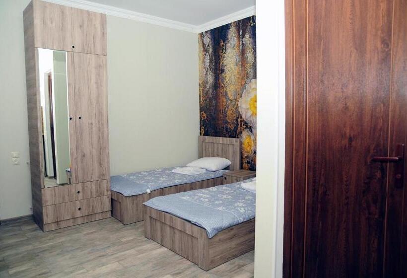 اتاق استاندارد, Nimako's Apartment