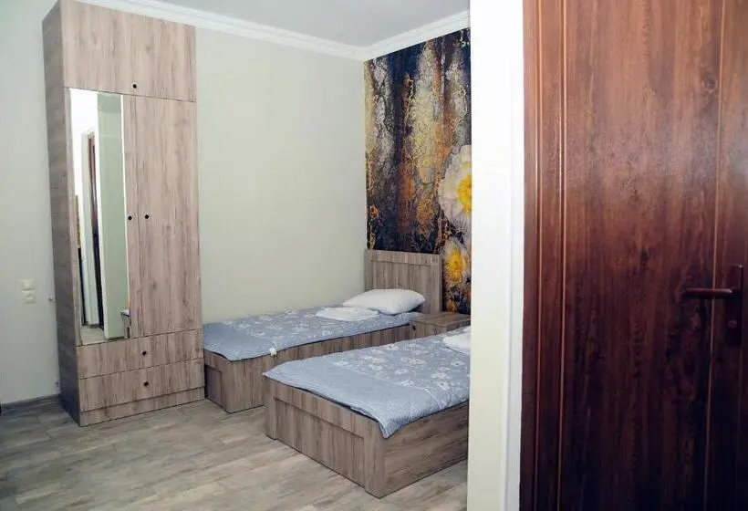اتاق استاندارد, Nimako's Apartment