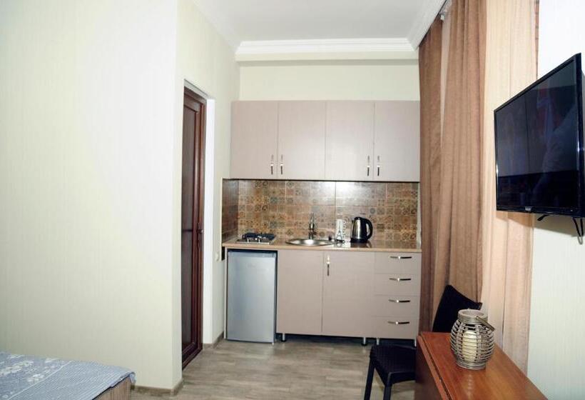 اتاق استاندارد, Nimako's Apartment