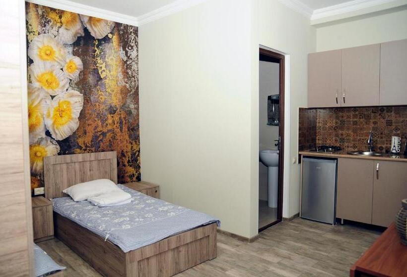 اتاق استاندارد, Nimako's Apartment