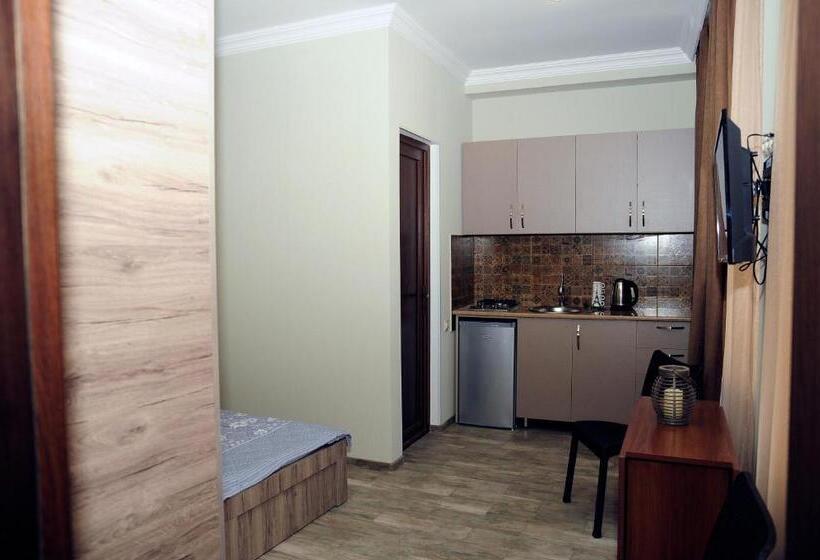 اتاق استاندارد, Nimako's Apartment