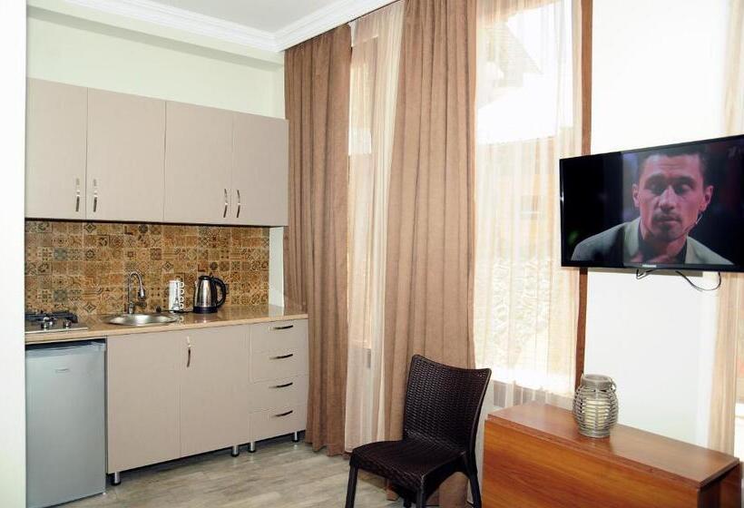 اتاق استاندارد, Nimako's Apartment