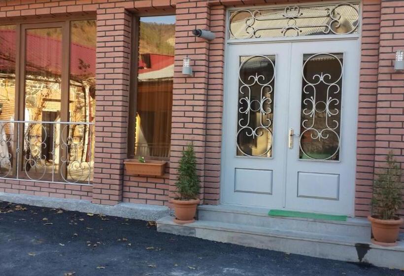 اتاق خانوادگی, Nimako's Apartment