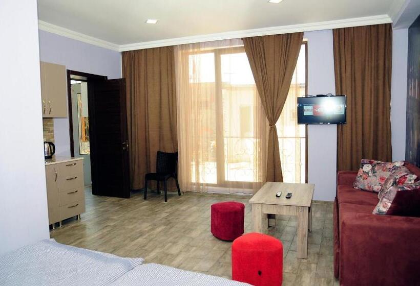 اتاق خانوادگی, Nimako's Apartment