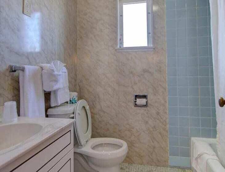 디럭스 룸, Dolphyn Motel