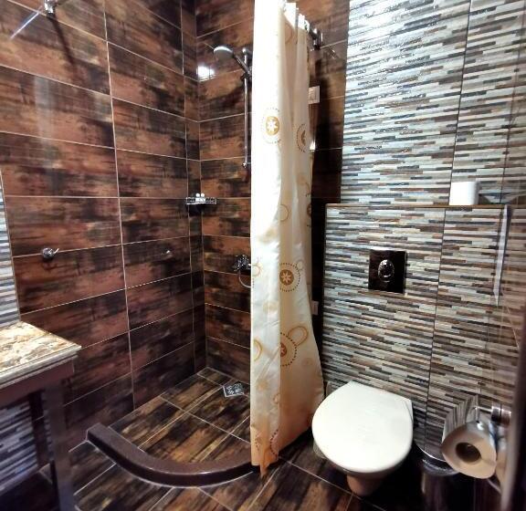 إستديو قياسى مزود بشرفة, Africa