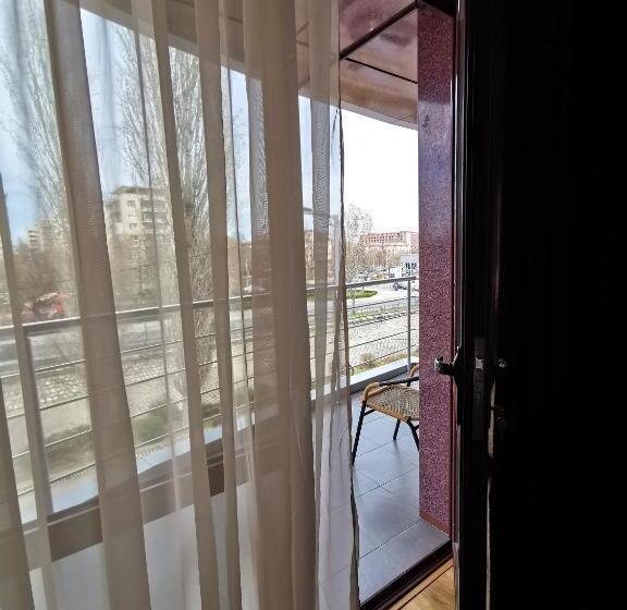 إستديو قياسى مزود بشرفة, Africa