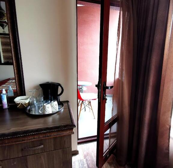 إستديو قياسى مزود بشرفة, Africa