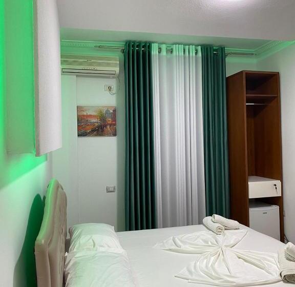 חדר סטנדרט, Kristal Borsh