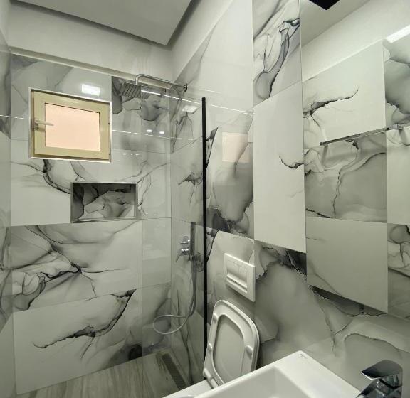 חדר סטנדרט לארבעה, Kristal Borsh