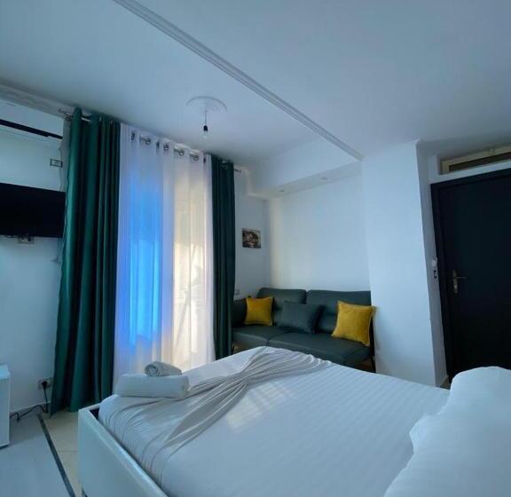 חדר סטנדרט לשלושה, Kristal Borsh