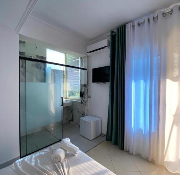 חדר סטנדרט לשלושה, Kristal Borsh