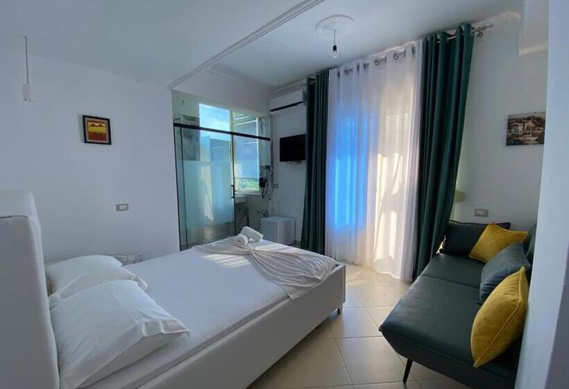 חדר סטנדרט לשלושה, Kristal Borsh