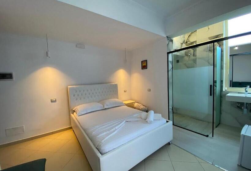 חדר סטנדרט לשלושה, Kristal Borsh