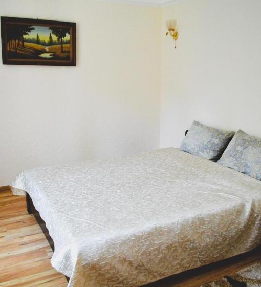 Семейный Номер, Lisova Perlina