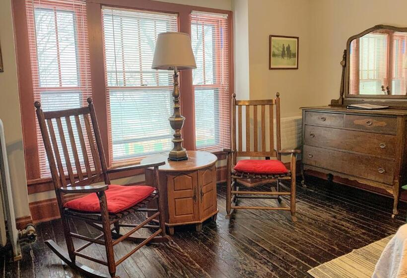 带大床的标准间, Lakeside Inn