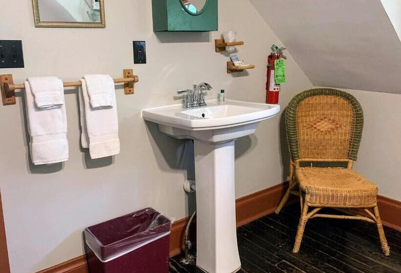 标准间, Lakeside Inn