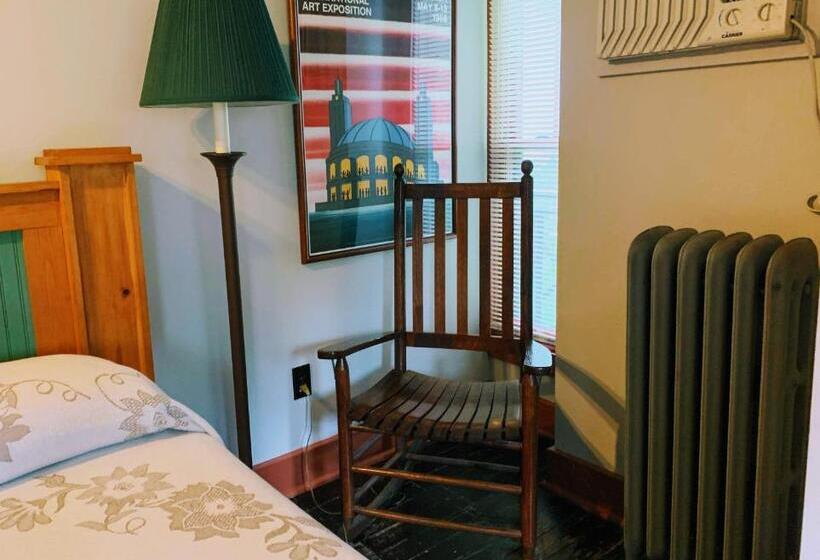 标准间, Lakeside Inn