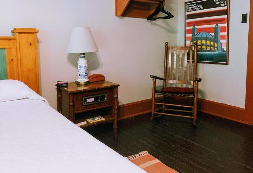 标准间, Lakeside Inn