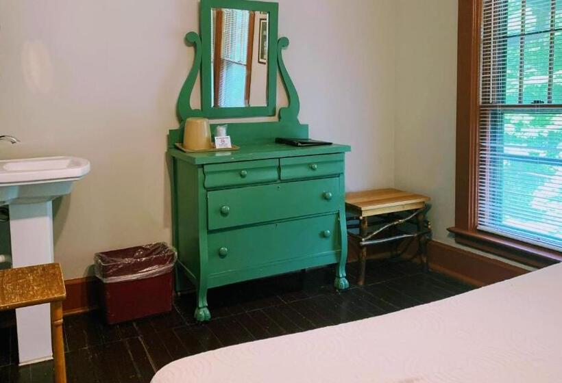 标准间, Lakeside Inn