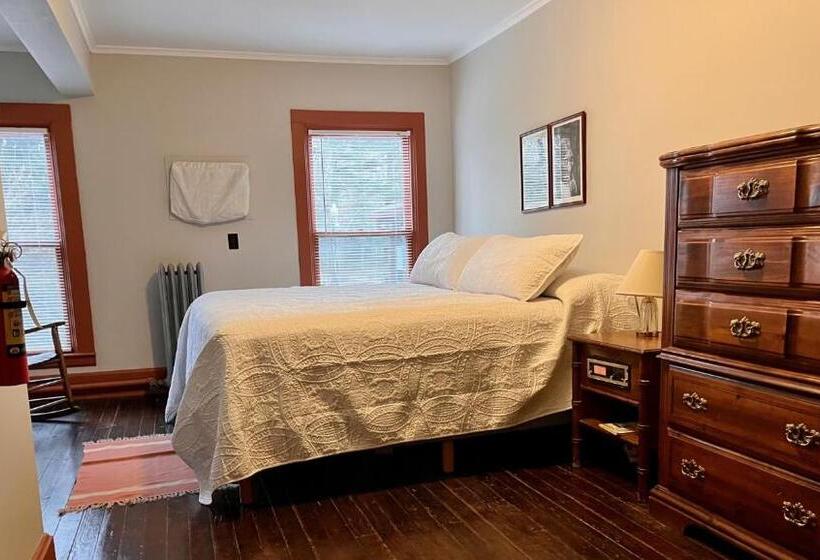 带大床的标准间, Lakeside Inn