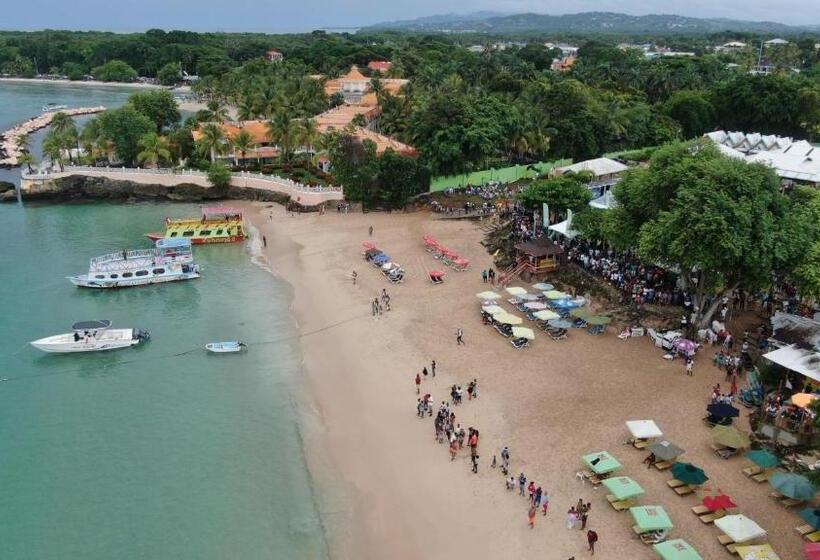 استودیوی استاندارد, Carolina Point Resort