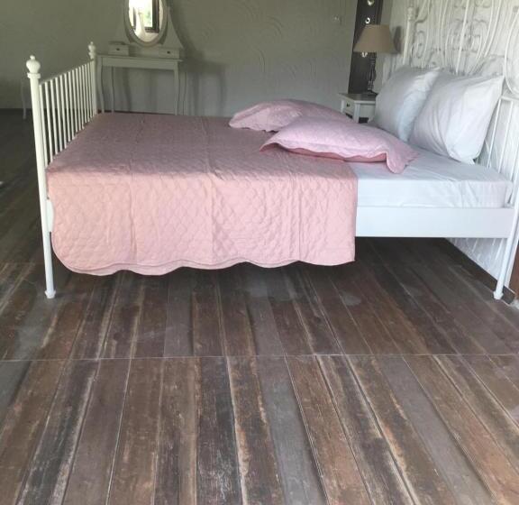 스위트, The Stone Castle Boutique