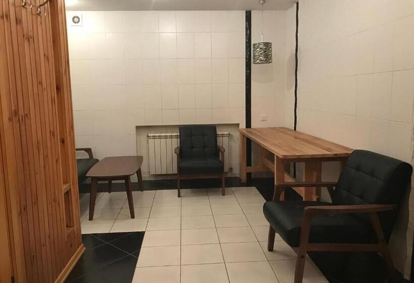 Villa 1 Schlafzimmer mit Schwimmbad, приватний будинок для сімейного відпочинку з басейном і сауною