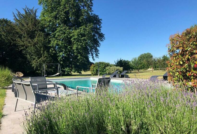 غرفة قياسية مطلّة علي حمام السباحة, Le Baptistère   Adults Only