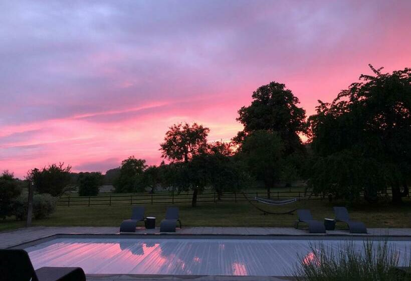 غرفة قياسية مطلّة علي حمام السباحة, Le Baptistère   Adults Only