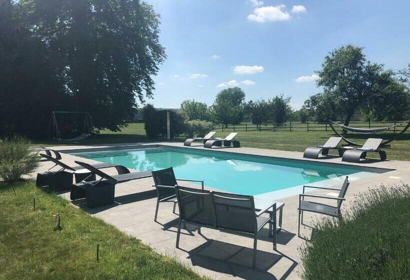 غرفة قياسية مطلّة علي حمام السباحة, Le Baptistère   Adults Only