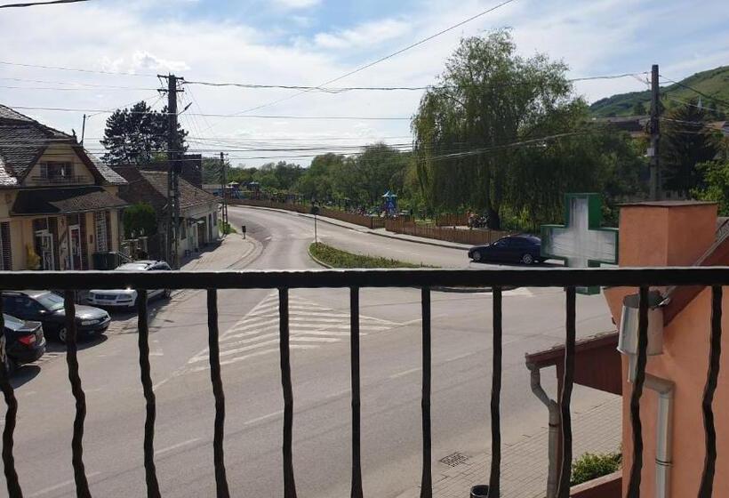 带阳台套房, River Star