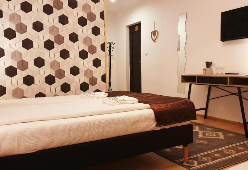 舒适三人间, River Star