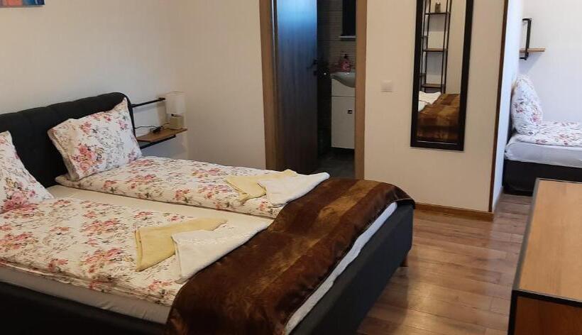 舒适三人间, River Star