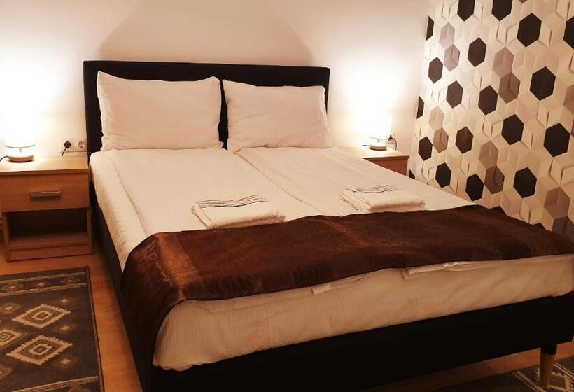 舒适三人间, River Star