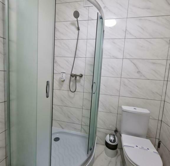 高级三人间, готель валерія