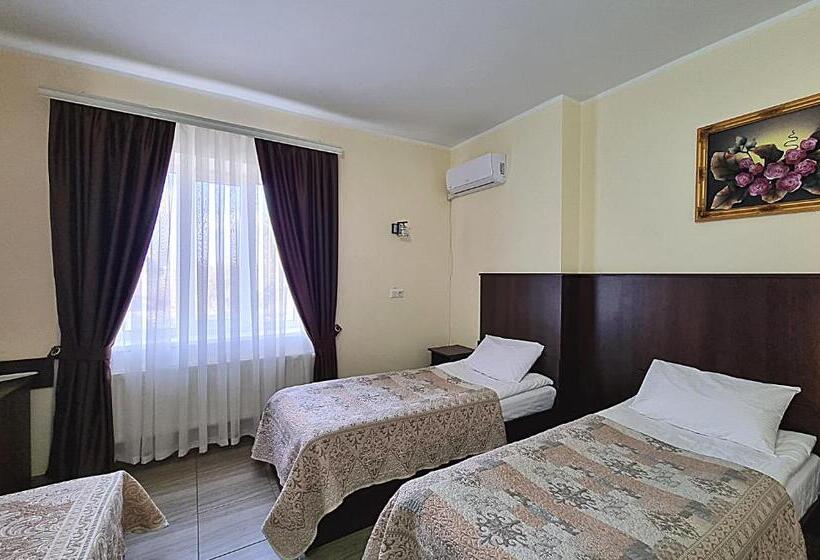 高级三人间, готель валерія