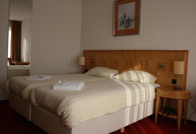 חדר סטנדרט לשלושה, 2000 Valkenburg