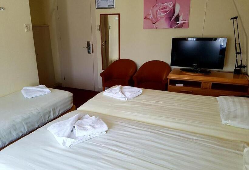 חדר סטנדרט לשלושה, 2000 Valkenburg