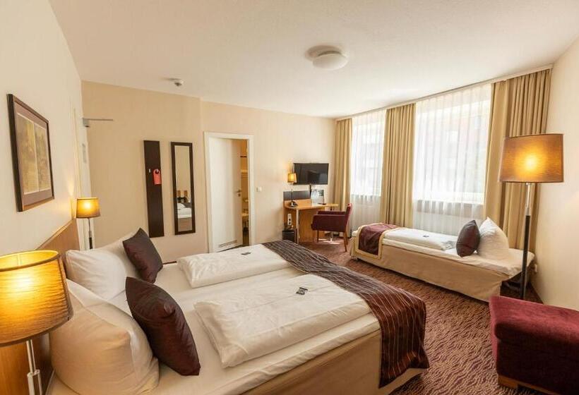 Номер Стандарт Трехместный, Comfort Hotel Tom Kyle