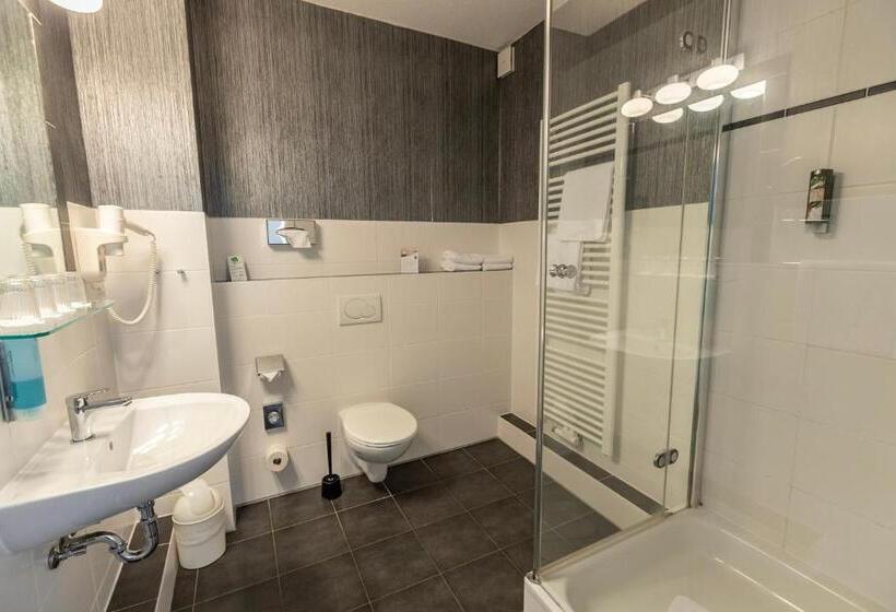 Четырехместный Номер Стандарт, Comfort Hotel Tom Kyle
