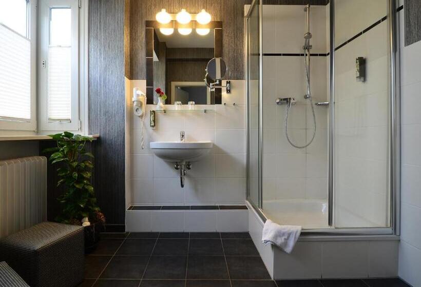 חדר סטנדרט לארבעה, Comfort Hotel Tom Kyle