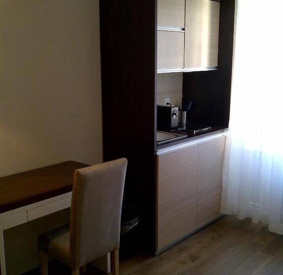 Студия Deluxe, De La Lande